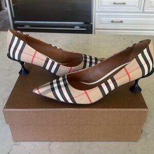 Burberry Lillyton Nova Check pump—size 38